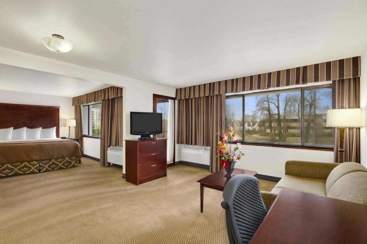 Ramada By Wyndham Tukwila Southcenter Hotel Zewnętrze zdjęcie